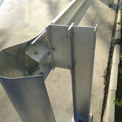 Postes de garde routiers galvanisés anti-corrosion pour le système de protection routière