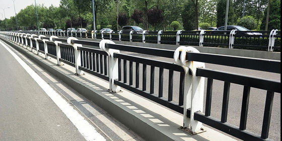 Barrière de sécurité routière extérieure pour la prévention des accidents
