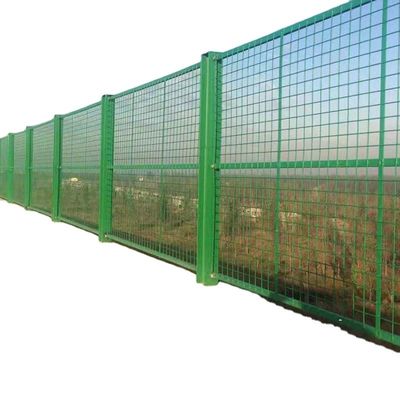 La clôture en treillis métallique anti-éblouissement de l' autoroute est faite avec de l' acier inoxydable sur mesure