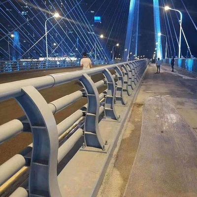 La garde-corps moderne du pont en acier anti-éblouissement pour améliorer la sécurité routière