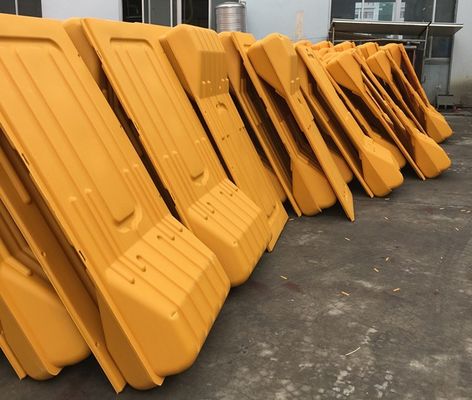 Barrières routières remplies d'eau à l'extérieur Route routière en plastique