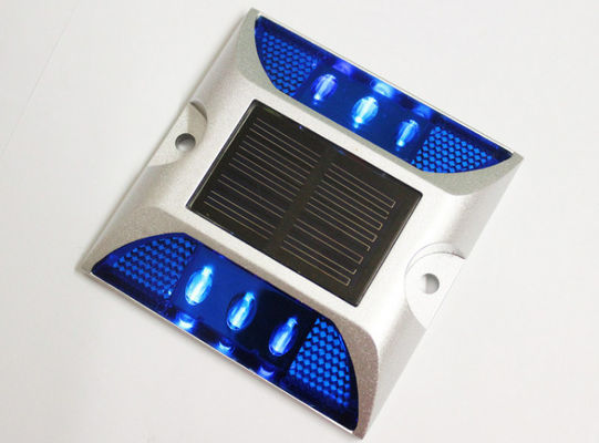 La sécurité routière est assurée par un ruban réfléchissant LED en aluminium, un œil de chat, un panneau solaire, un panneau conique.