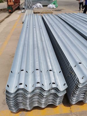 W Barrière de protection de faisceau AASHTO M-180 Standard et revêtement en zinc de 550 à 600 g/m2 pour la sécurité routière