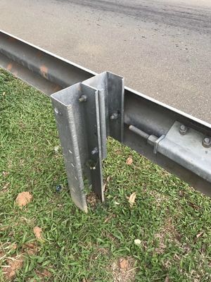 W Barrière de protection de faisceau AASHTO M-180 Standard et revêtement en zinc de 550 à 600 g/m2 pour la sécurité routière