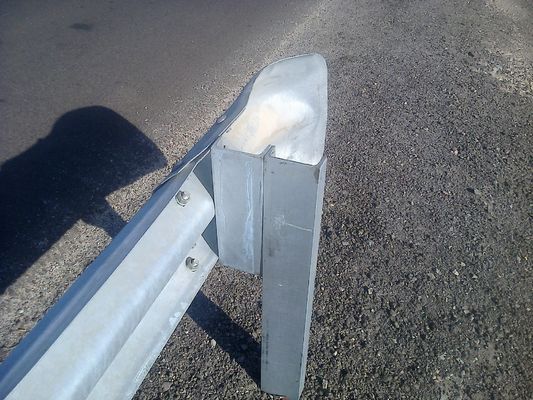 W Barrière de protection de faisceau AASHTO M-180 Standard et revêtement en zinc de 550 à 600 g/m2 pour la sécurité routière
