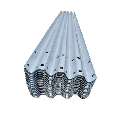 Barrière de protection galvanisée en poutre W dans une barrière de circulation routière avec revêtement en zinc 550-600 g/m2