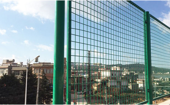 Sécurité extérieure clôture en treillis galvanisé enduit clôture en fil de fer barbelé avec barrière de contrôle de foule