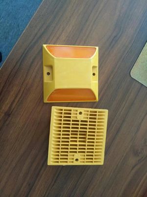 Le réflecteur routier en plastique pour la sécurité routière 100X100X20mm Fabriqué