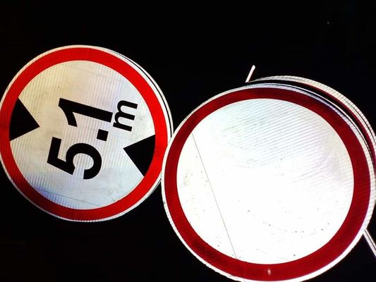 Tableau de signalisation de la sécurité routière Feuille réfléchissante à haute visibilité et hauteur 50 cm