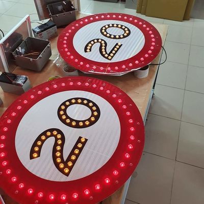 Signes routiers réfléchissants avec 10 cm-25 cm de ruban adhésif et 50 cm de hauteur en taille standard