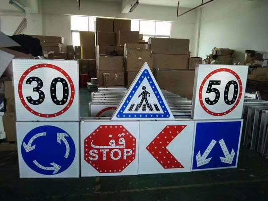Signes routiers réfléchissants avec 10 cm-25 cm de ruban adhésif et 50 cm de hauteur en taille standard