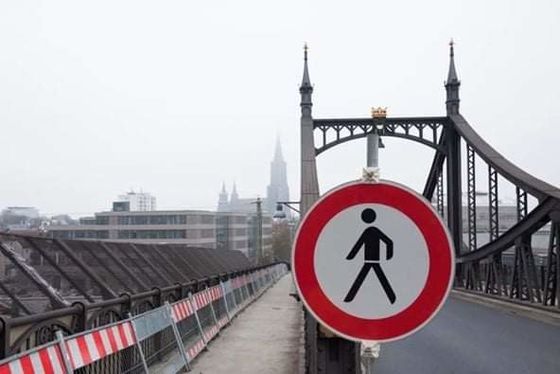 Panneau de signalisation de sécurité routière standard avec matériau en aluminium personnalisé de tailles standard