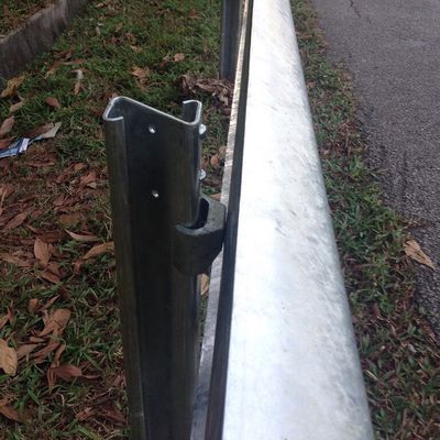 Barricade de protection de la route AASHTO M-180 Poteaux en forme de Z avec un matériau en acier inoxydable durable
