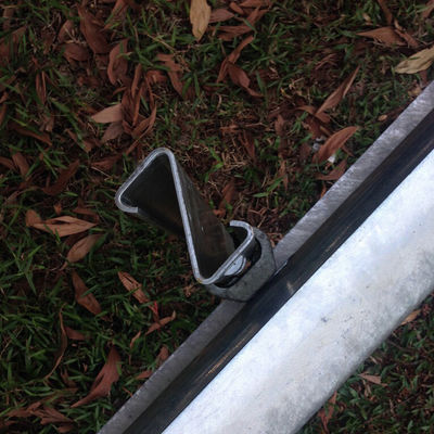 Barricade de protection de la route AASHTO M-180 Poteaux en forme de Z avec un matériau en acier inoxydable durable