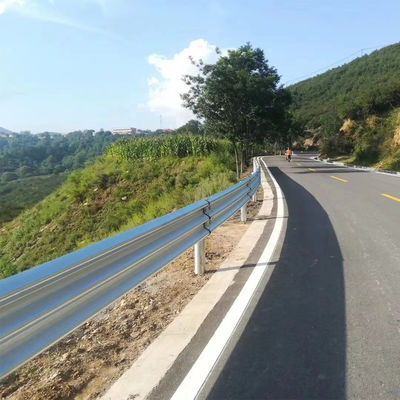 Barrière de protection de la route à poutre W pour la sécurité extérieure et la sécurité routière