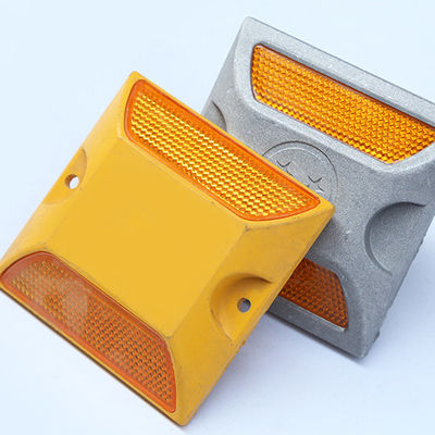 L'éclairage solaire de la route à carré jaune est fabriqué à partir de plastique en alliage d'aluminium coulé
