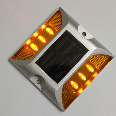 Signe d'avertissement rouge sur la route LED Solar Cat Eye Road Stud pour une sécurité accrue