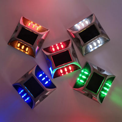 Signe d'avertissement rouge sur la route LED Solar Cat Eye Road Stud pour une sécurité accrue