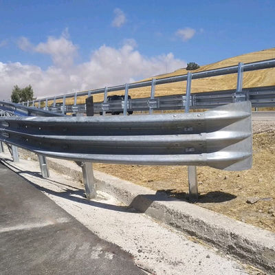 Barrière de protection de route galvanisée à chaud à poutre W avec taille personnalisée et extrémité de queue de poisson