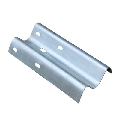 Q235 Barrière de protection pour la sécurité extérieure en acier de couleur personnalisée W