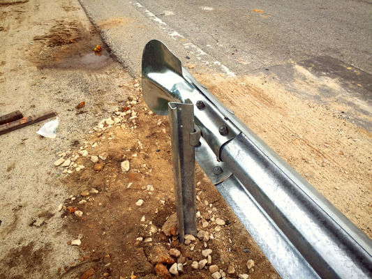 Ezy-Guard Smart Highway Guardrail Post Standard AASHTO M-180 pour la sécurité extérieure
