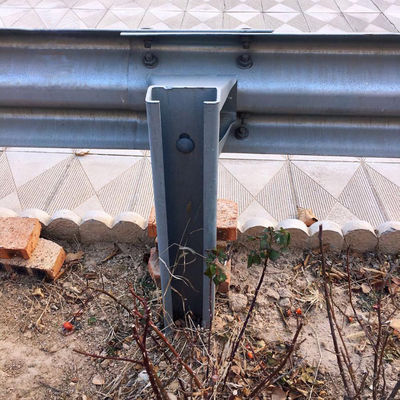 Postes carrés galvanisés et en poudre Q235 Q345 pour la distribution des barrières de circulation