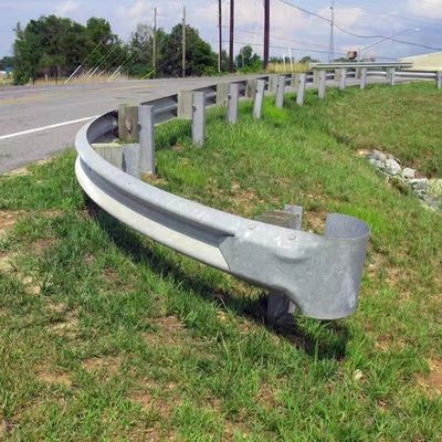 Sécurité routière Barrière de protection en acier galvanisé à chaud pour la barrière de circulation routière 2 faisceau d'onde