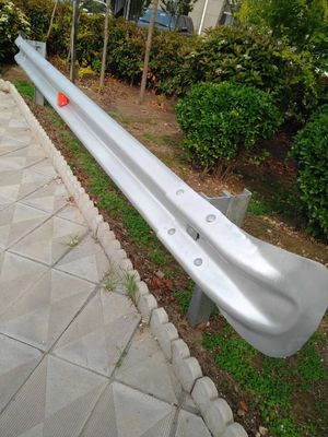 Taille personnalisée Extrémité terminale de queue de poisson en acier galvanisé pour des performances de sécurité routière