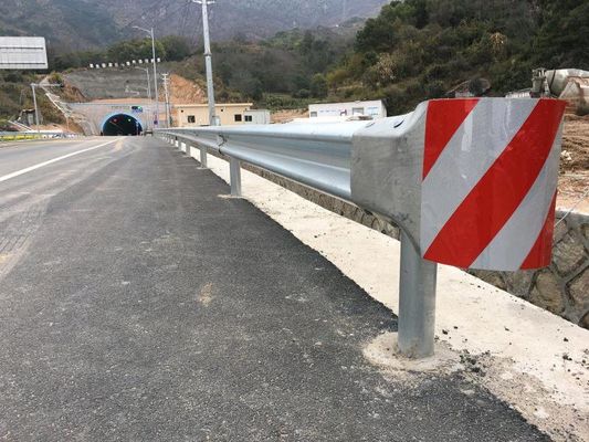Garde de la barrière de sécurité rail W-faisceau Bullnose Fin de la route garde-corridor ronde Terminal Fin de la barrière de circulation