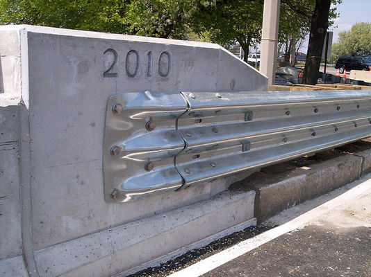 550-600 g/m2 revêtement en zinc AASHTO M-180 Q235 Q345 barrière de circulation routière