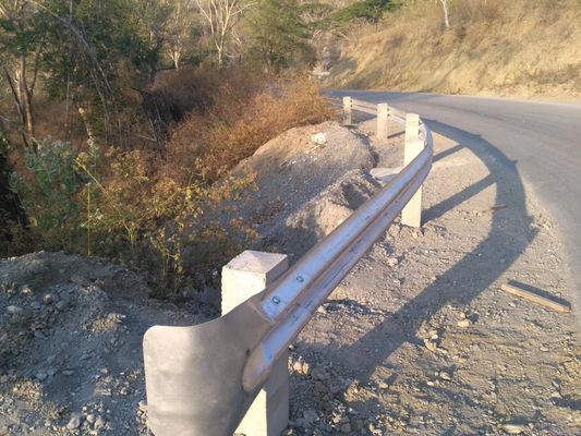 Q235 Q345 Garde routière en acier galvanisé Réservoir d'arrêt Fin de queue de poisson pour la sécurité routière