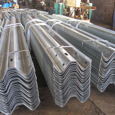 Q235 Q345 Barrière de protection en acier galvanisé à trois courbes pour la sécurité extérieure Matériau durable