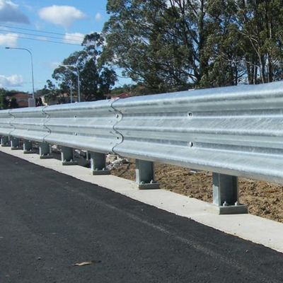 Q235 Q345 Barrière de protection galvanisée ondulée à chaud pour autoroutes fabriquée par certifié