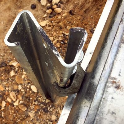 Poteaux de garde routiers de haute durabilité en forme de Z avec finition en poudre galvanisée