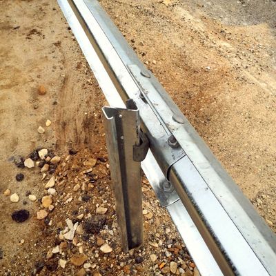 Poteaux de garde routiers de haute durabilité en forme de Z avec finition en poudre galvanisée
