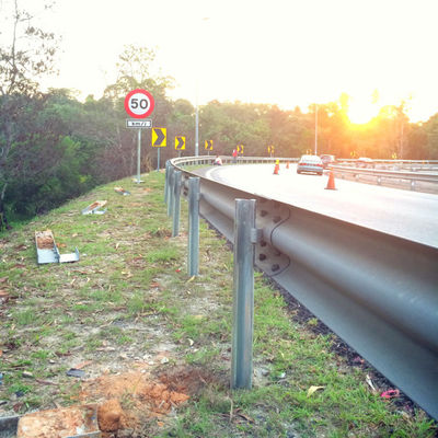 Poteaux de garde routiers de haute durabilité en forme de Z avec finition en poudre galvanisée