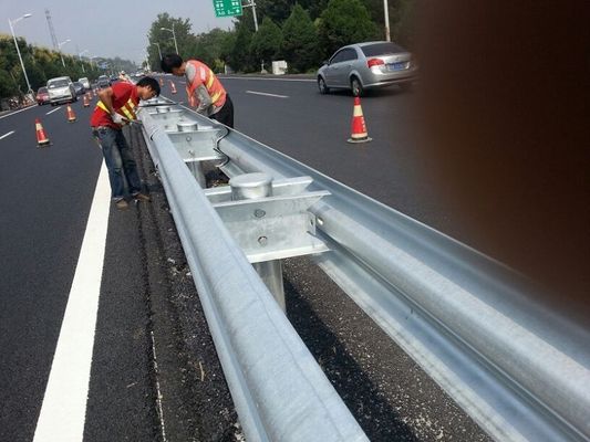 Postes ronds en acier galvanisé à barrière droite pour la sécurité et la protection du trafic