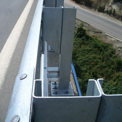 Sécurité routière Barrière de protection contre les collisions en acier galvanisé