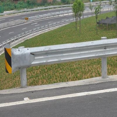 Sécurité de la circulation routière W poutre galvanisée garde-corps AASHTO M180 poste rond 150*75*5*longueur Q235B
