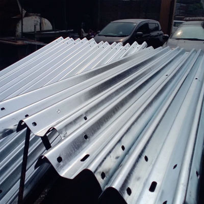 Couleur personnalisée Q345 Q235 Barrière de sécurité pour la sécurité routière en acier galvanisé