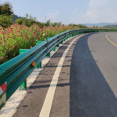 Barrière de sécurité routière en acier galvanisé en poudre recouverte de poutre W