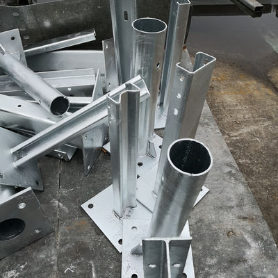 Postes de brides métalliques galvanisées anti-corrosion pour la sécurité et la fiabilité routières