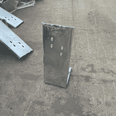 Postes de brides métalliques galvanisées anti-corrosion pour la sécurité et la fiabilité routières