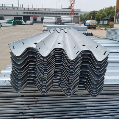 Q235 Q345 Barrière de collision de poutre ondulée Barrière de protection galvanisée pour la sécurité routière