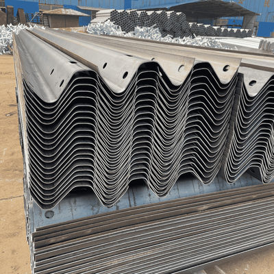 Barrière de sécurité routière anti-corrosion W-Beam Steel Highway Guardrail pour les routes