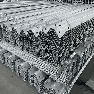 Barrière de sécurité routière anti-corrosion W-Beam Steel Highway Guardrail pour les routes