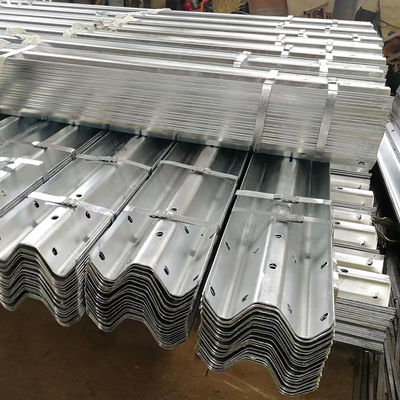 Q235 Q345 Galvanisée à chaud laminée à froid Technologie de protection routière Barrière de sécurité routière
