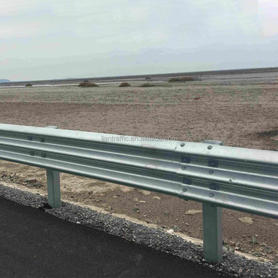 Réseau de clôtures métalliques standard AASHTO M-180 Q235 Q345 pour la prévention des accidents de la route