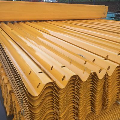 Sécurité routière 550g Barrière de sécurité routière ondulée revêtue de zinc avec conception personnalisée
