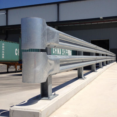 Barrière de sécurité routière avec revêtement en zinc 550-600 g/m2